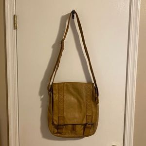 Wilson’s Leather Tan Messenger Bag